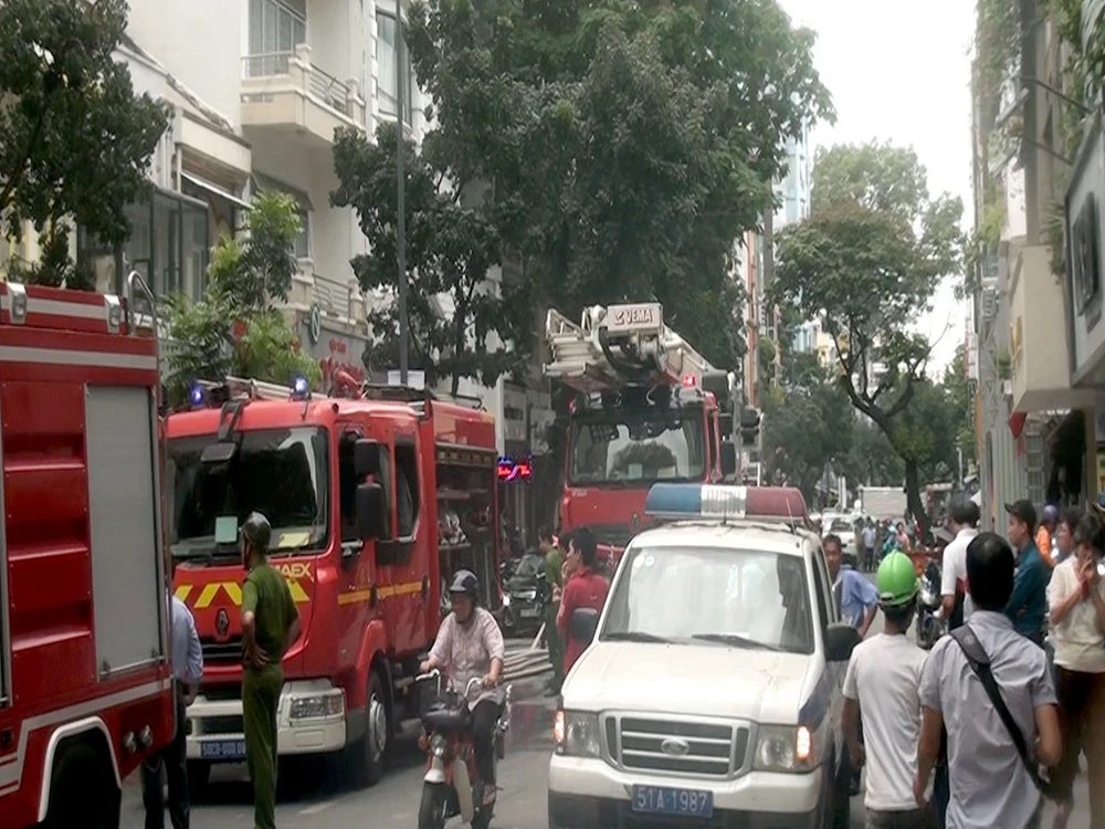 Cháy nhà hàng ở trung tâm quận 1, thực khách nháo nhào ảnh 2