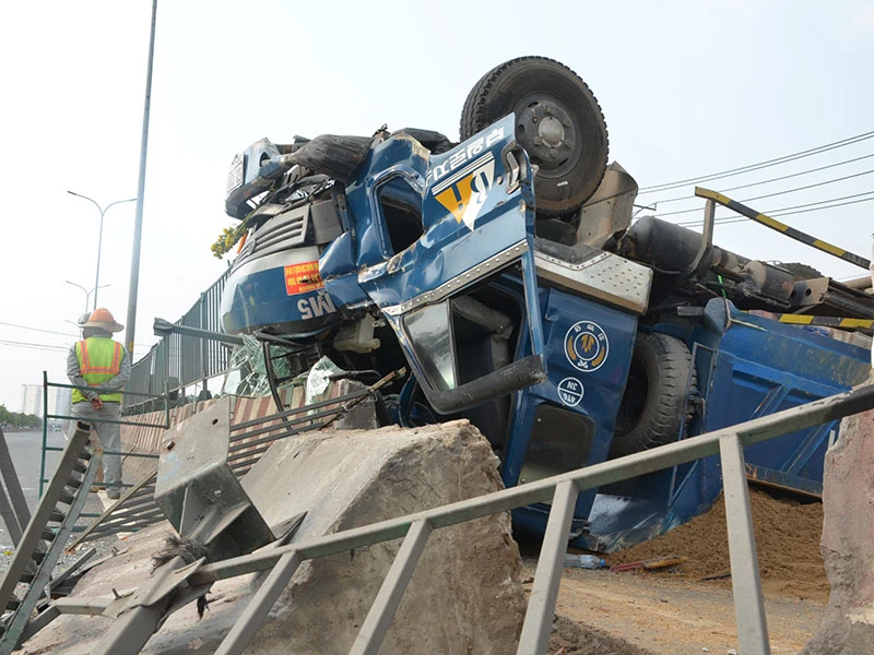 Xe chở cát lật ngửa chắn ngang quốc lộ ở TP.HCM ảnh 2