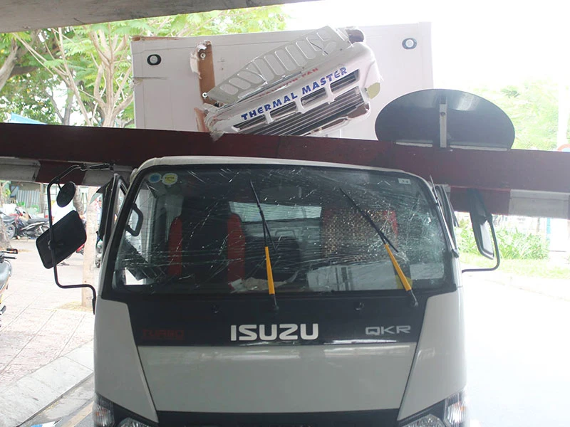 Xe đông lạnh tông sập thanh giới hạn Cầu Bông ảnh 2