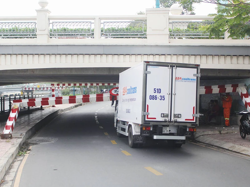 Xe đông lạnh tông sập thanh giới hạn Cầu Bông ảnh 1