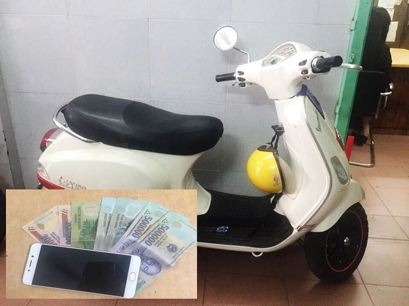 Chạy Vespa giật điện thoại du khách ở Sài Gòn ảnh 2 Chạy Vespa giật điện thoại du khách ở Sài Gòn ảnh 2