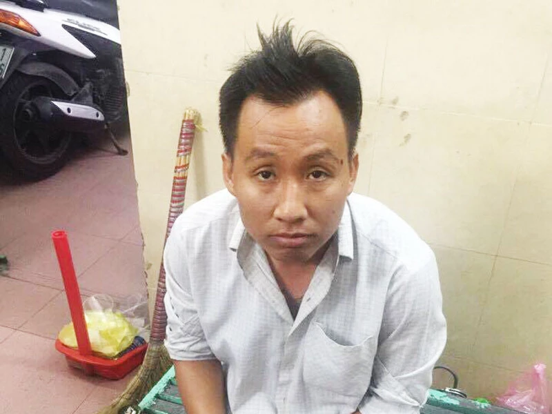 Chạy Vespa giật điện thoại du khách ở Sài Gòn ảnh 1 Chạy Vespa giật điện thoại du khách ở Sài Gòn ảnh 1