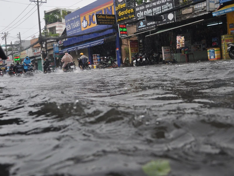 Mưa lớn, đường TP.HCM ngập nặng giữa mùa nóng ảnh 6
