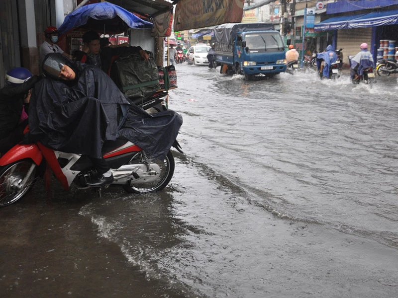 Mưa lớn, đường TP.HCM ngập nặng giữa mùa nóng ảnh 7