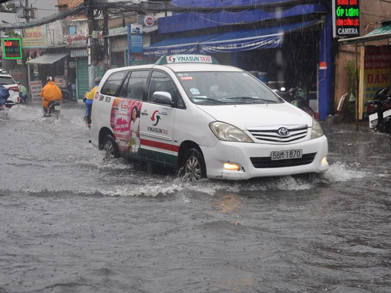 Mưa lớn, đường TP.HCM ngập nặng giữa mùa nóng ảnh 5