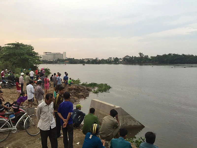 Người đàn ông nhảy xuống sông Sài Gòn mất tích ảnh 2