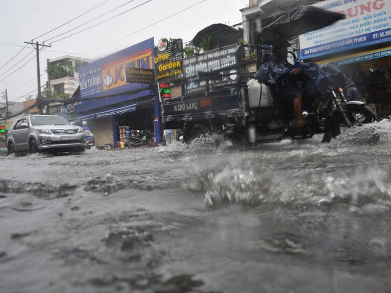 Mưa lớn, đường TP.HCM ngập nặng giữa mùa nóng ảnh 4