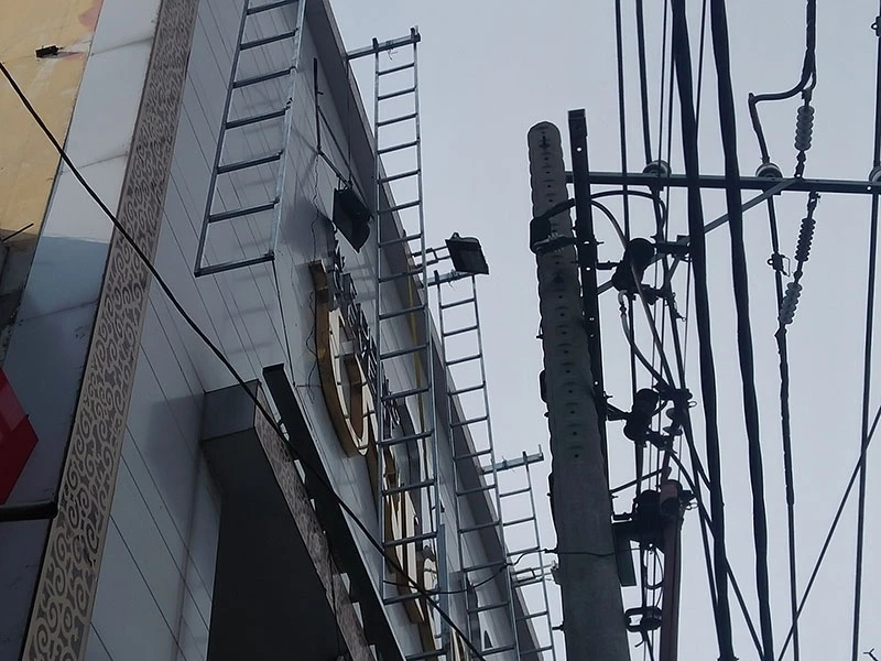 Bị điện giật, nam công nhân rơi từ tầng 2 xuống đất ảnh 1