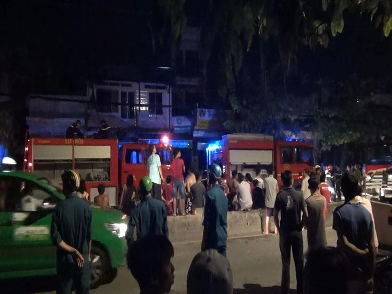 Hỏa hoạn bùng phát từ tiệm sửa xe trên đường Huỳnh Tấn Phát, quận 7