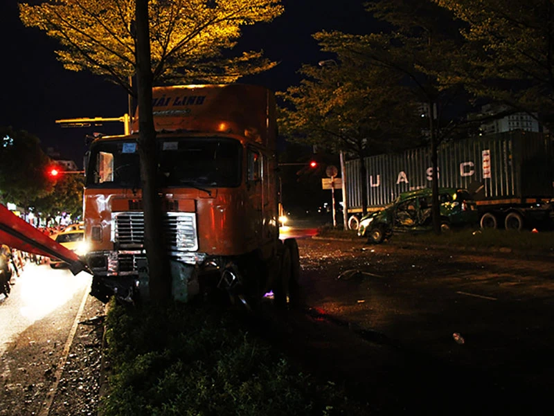 Xe container tông thẳng vào xe taxi sau đó lao lên dải phân cách, tông vào gốc cây.