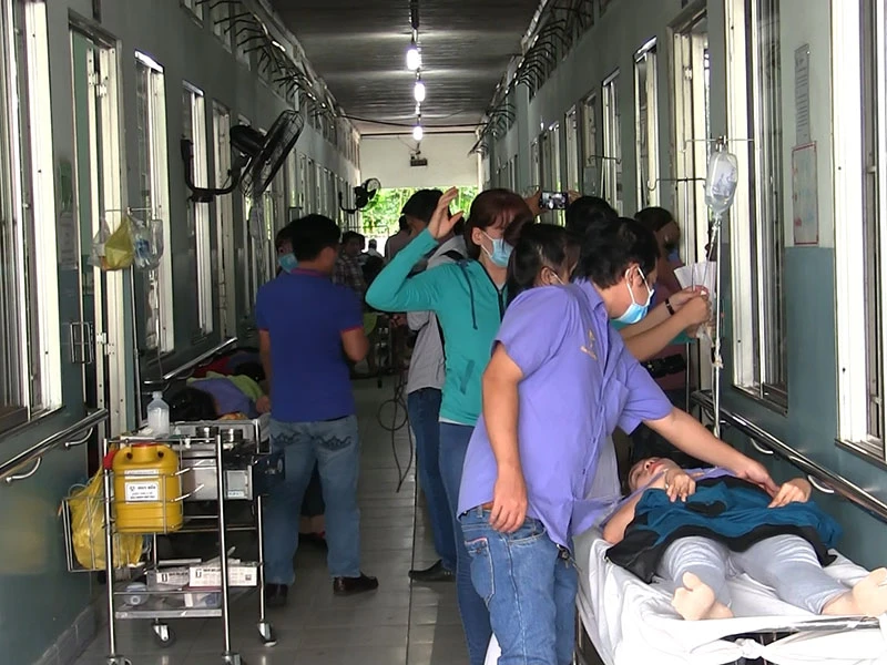 Hàng chục công nhân đang làm việc bỗng nhiên ngất xỉu vào sáng ngày 15-5. 