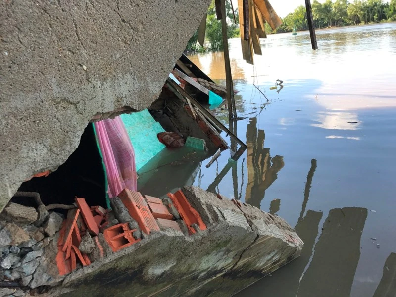 Nửa đêm bàng hoàng 5 căn nhà đổ xuống sông - ảnh 2