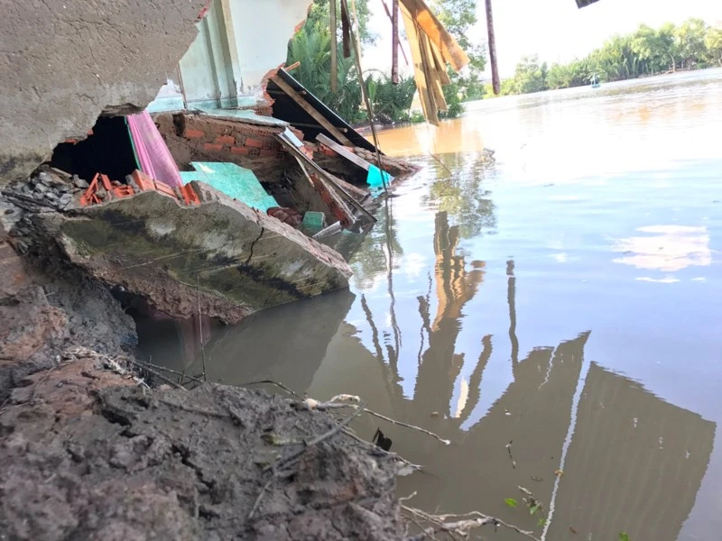 Nửa đêm bàng hoàng 5 căn nhà đổ xuống sông - ảnh 3