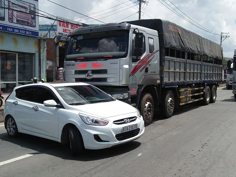 Chiếc ô tô bốn chỗ bị xe tải húc văng, xoay ngang trên Quốc lộ 1A.