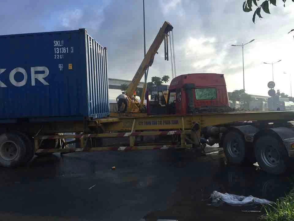 Xa lộ Hà Nội kẹt cứng vì container xoay ngang ảnh 3