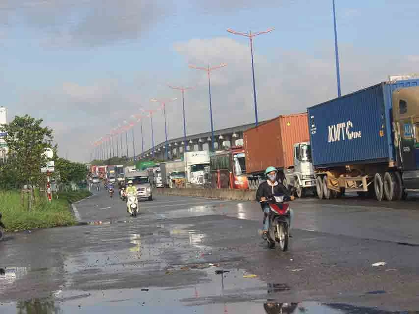 Xa lộ Hà Nội kẹt cứng vì container xoay ngang ảnh 2