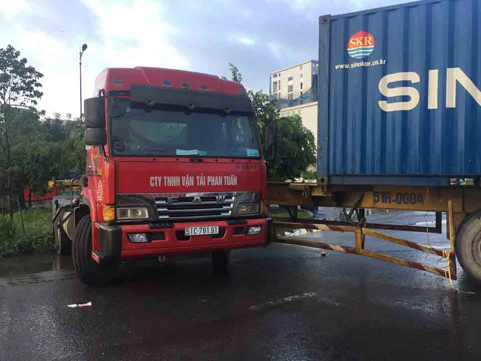 Xa lộ Hà Nội kẹt cứng vì container xoay ngang ảnh 1