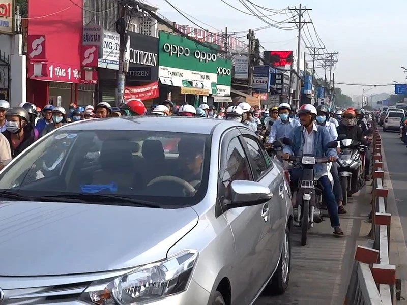 Giao thông vào giờ cao điểm qua hiện trường va chạm ùn ứ kéo dài.