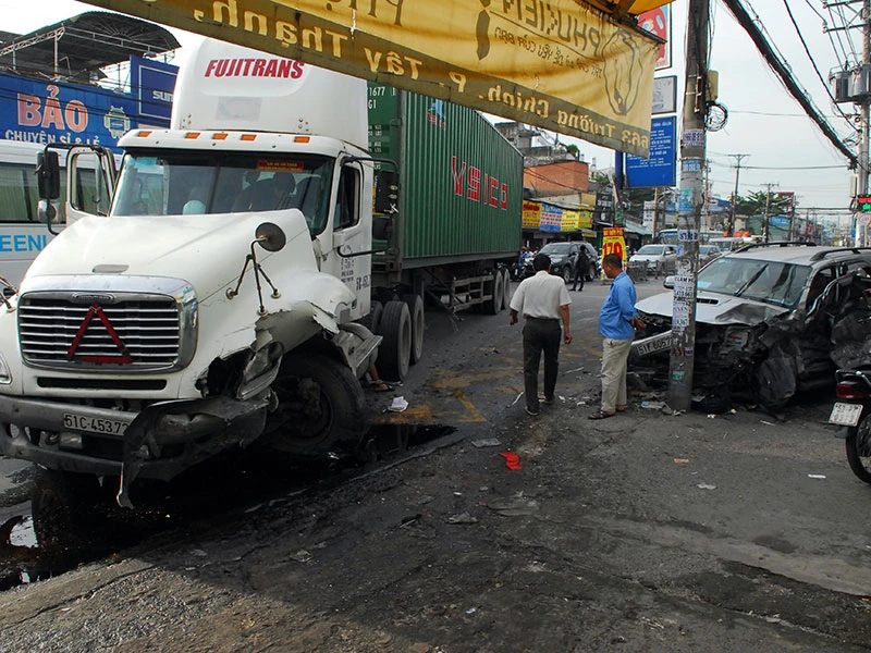 Xe container tông văng ô tô 7 chỗ vào cột điện trên đường Trường Chinh sáng nay 