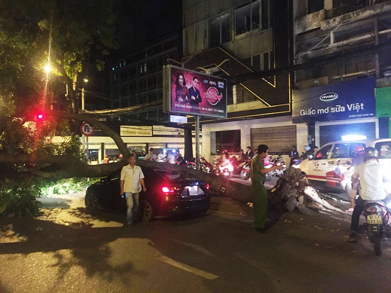 Lực lượng chức năng có mặt tiến hành xử lý vụ việc. 