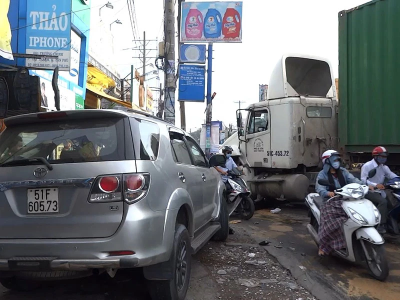 Hai phương tiện hư hỏng nặng, chắn hết 1 làn đường.