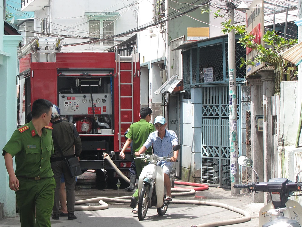 Cảnh sát PCCC cùng các lực lượng liên quan có mặt khống chế đám cháy trong ít phút.