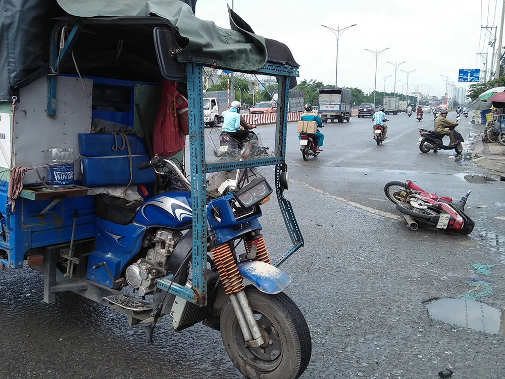 3 thanh niên có biểu hiện say xỉn tông thẳng vào xe ba gác và bị thương nặng. 