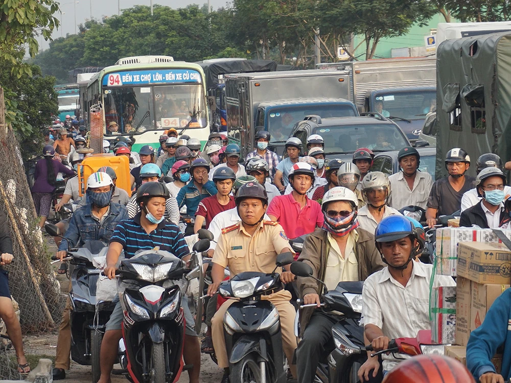 Vụ tai nạn liên hoàn 4 xe khiến giao thông qua khu vực ùn ứ nghiêm trọng