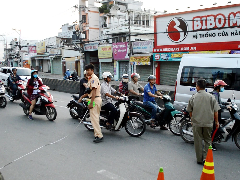 ực lượng chức năng có mặt khám nghiệm điều tra nguyên nhân vụ tai nạn