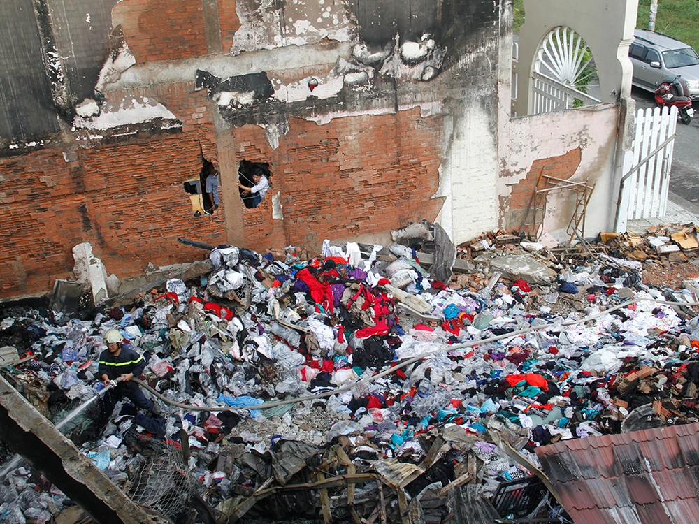 Hiện trường vụ cháy khiến một cảnh sát hi sinh ảnh 7