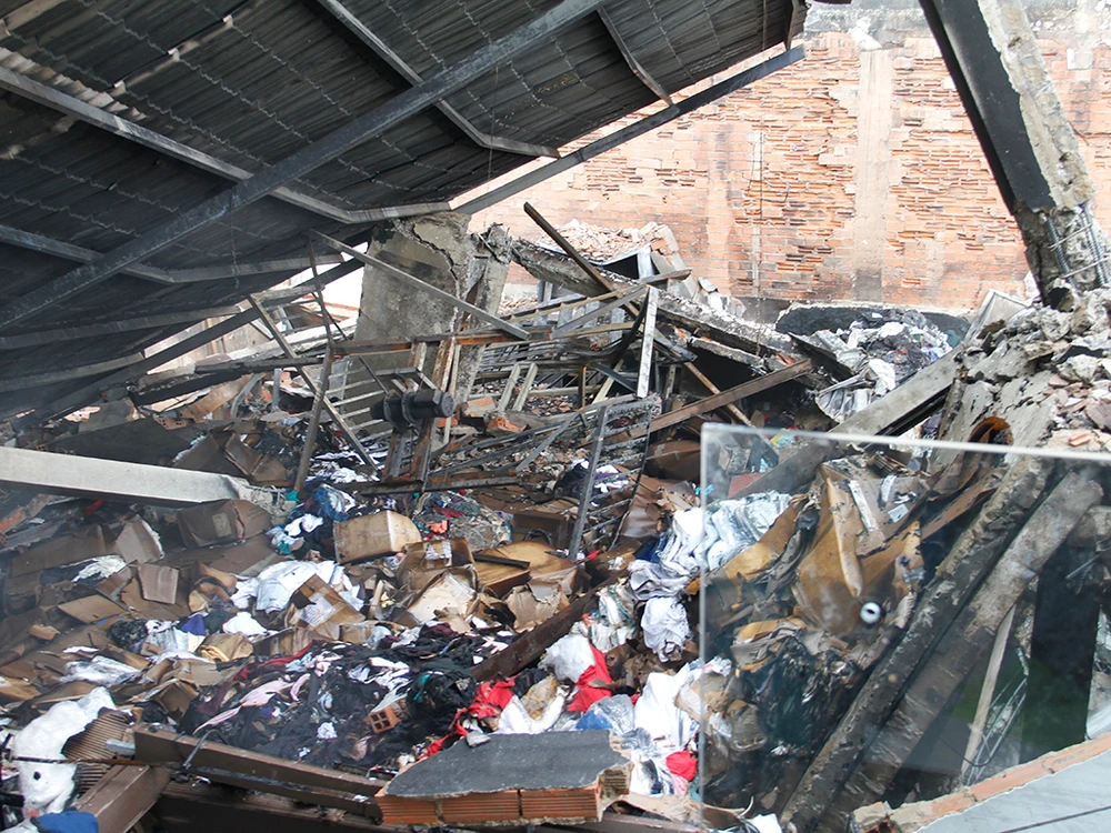 Hiện trường vụ cháy khiến một cảnh sát hi sinh ảnh 6