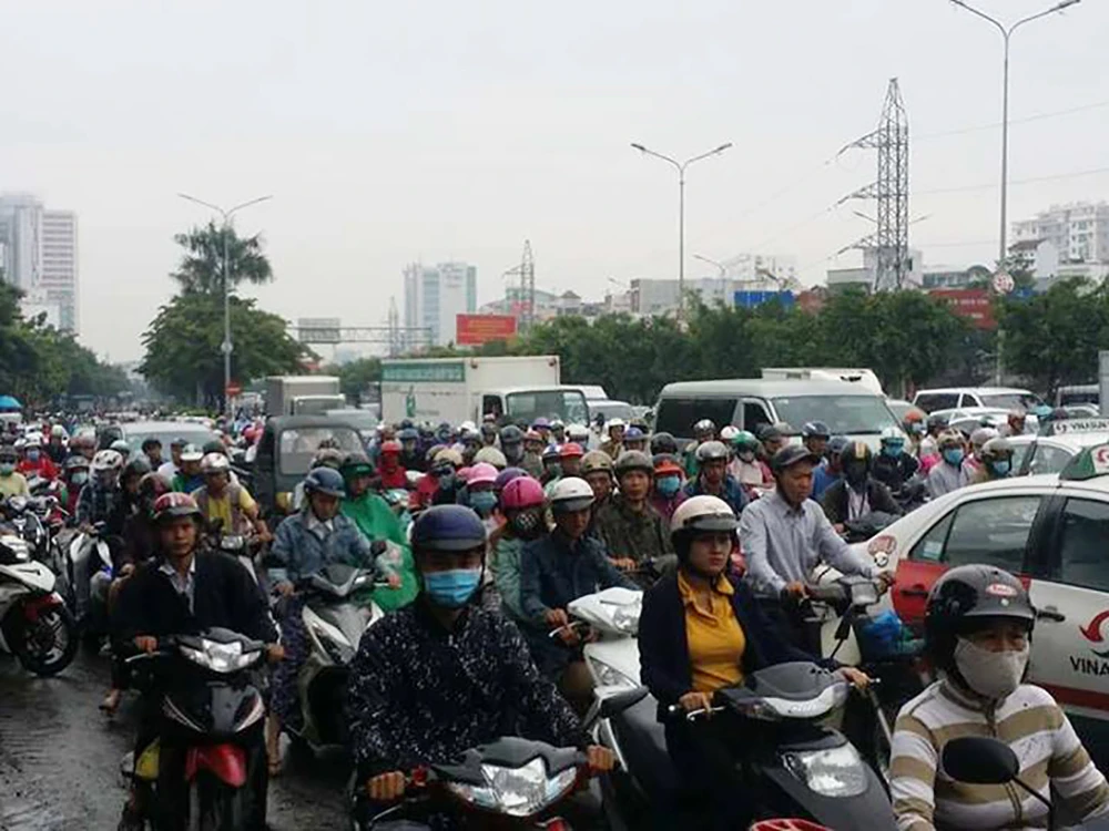 Mưa lớn,kẹt xe người dân bì bõm vượt ngập đi làm ảnh 13