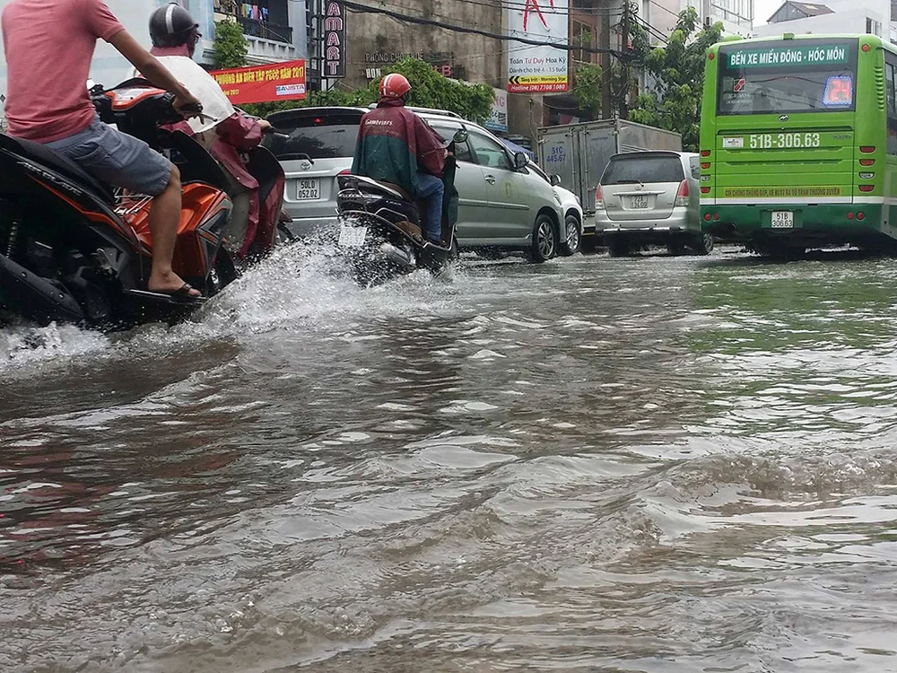 Mưa lớn,kẹt xe người dân bì bõm vượt ngập đi làm ảnh 12