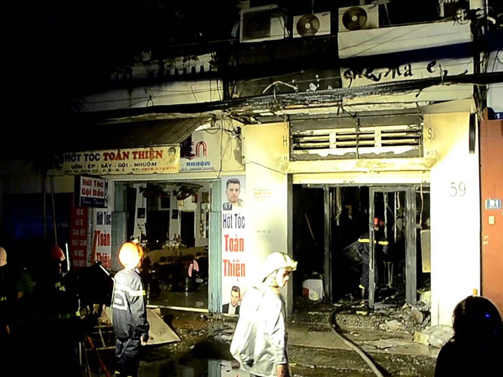 Hỏa hoạn bùng phát từ ngôi nhà đồng thời là cửa hàng kinh doan túi xách trên đường Bàn Cờ, quận 3.