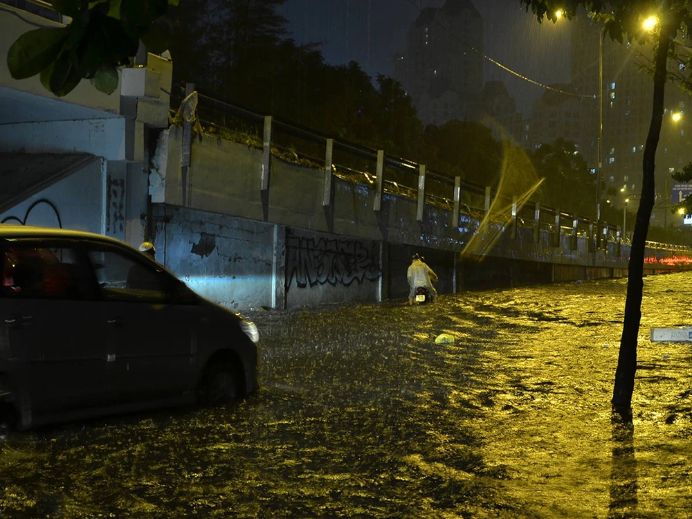 Mưa như trút nước, đường biến thành sông ảnh 13