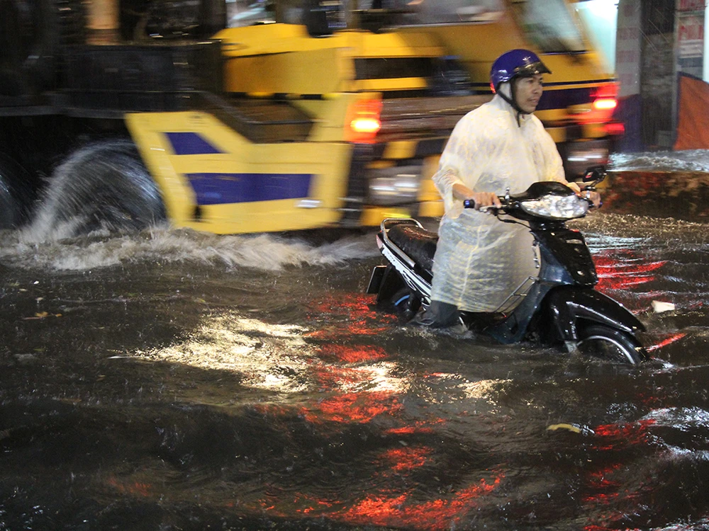 Mưa như trút nước, đường biến thành sông ảnh 5