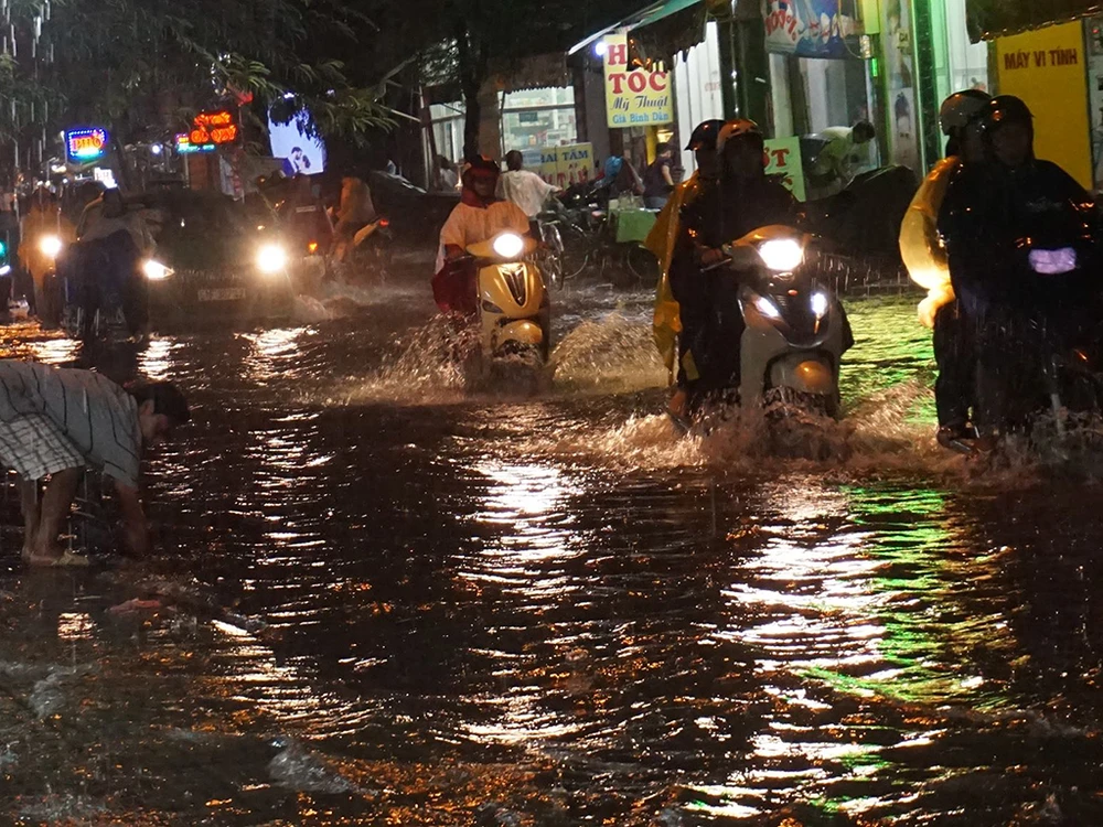Mưa như trút nước, đường biến thành sông ảnh 7