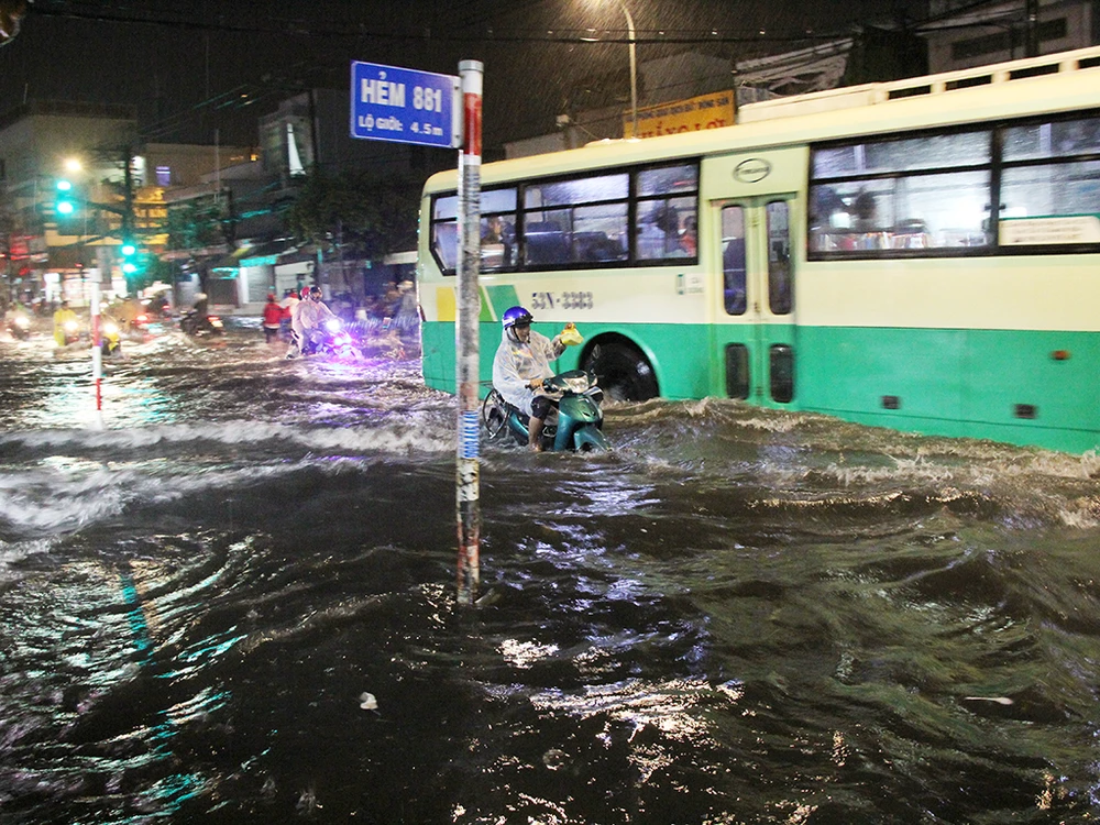 Mưa như trút nước, đường biến thành sông ảnh 10
