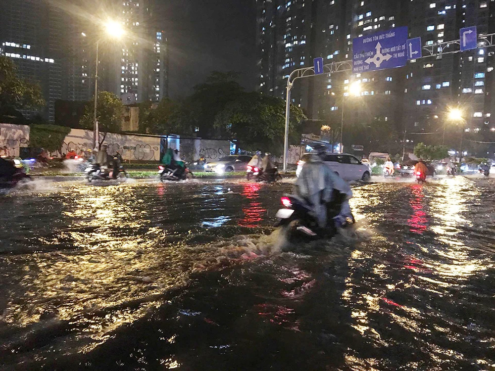 Mưa như trút nước, đường biến thành sông ảnh 9