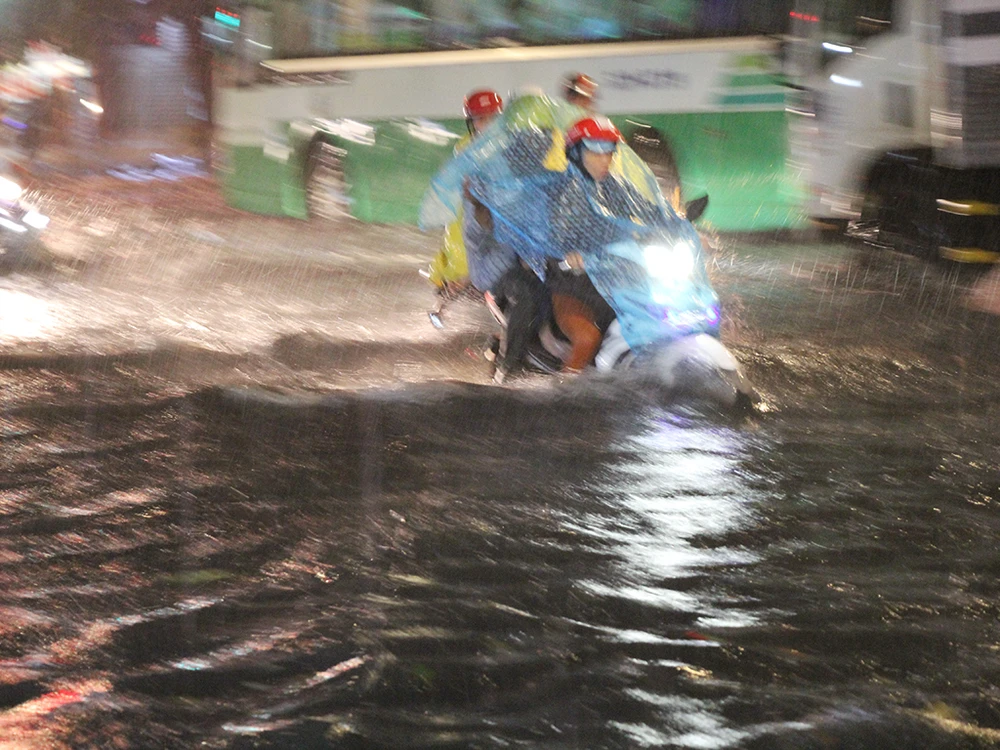 Mưa như trút nước, đường biến thành sông ảnh 2