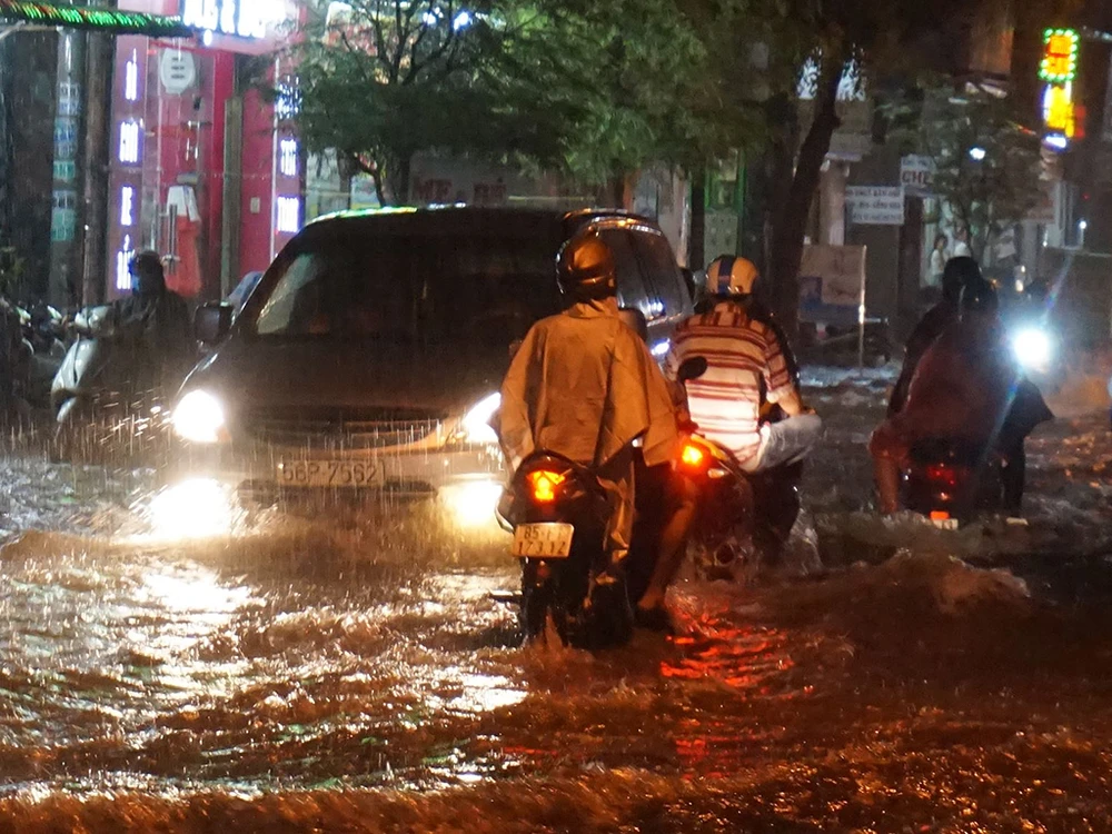 Mưa như trút nước, đường biến thành sông ảnh 12