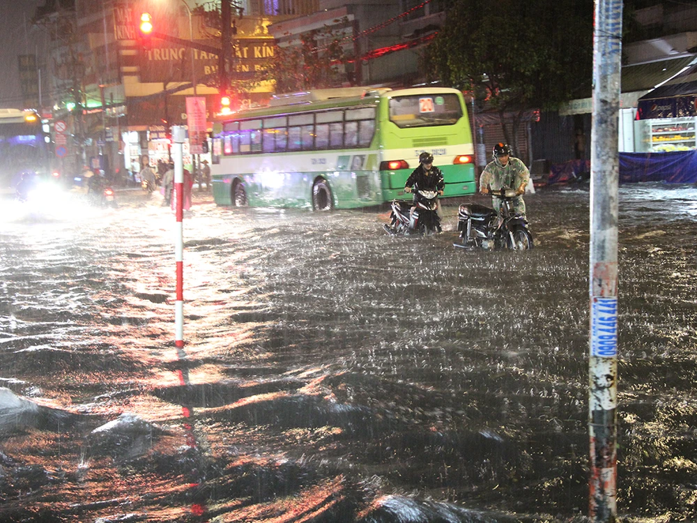 Mưa như trút nước, đường biến thành sông ảnh 3