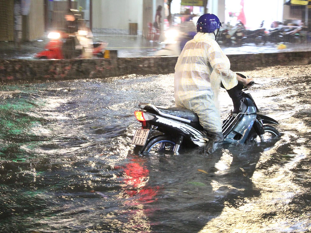 Mưa như trút nước, đường biến thành sông ảnh 11