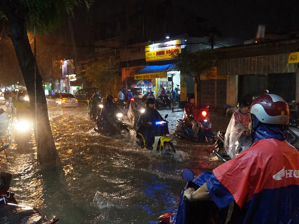 Mưa như trút nước, đường biến thành sông ảnh 4