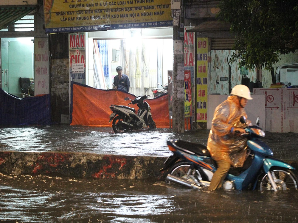 Mưa như trút nước, đường biến thành sông ảnh 1