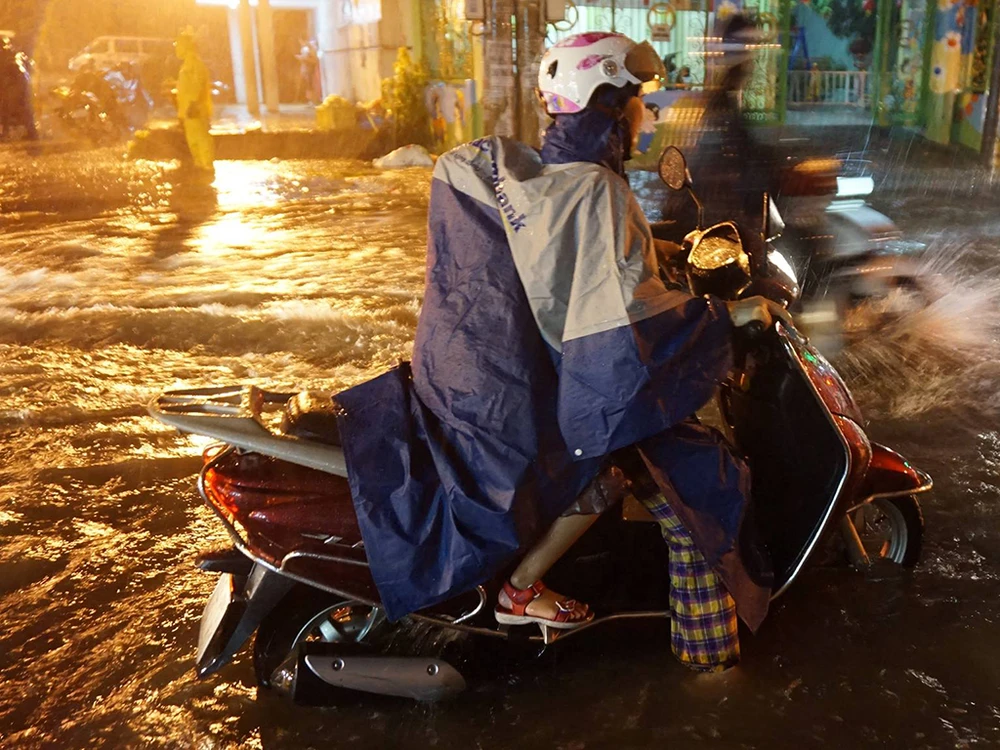 Mưa như trút nước, đường biến thành sông ảnh 15