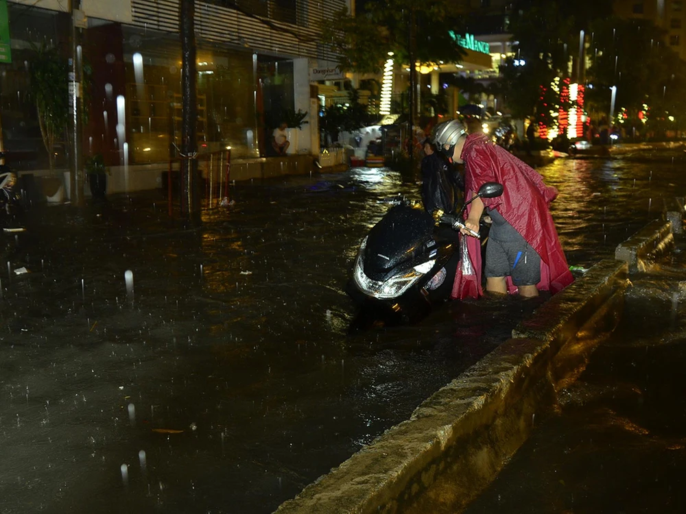 Mưa như trút nước, đường biến thành sông ảnh 14