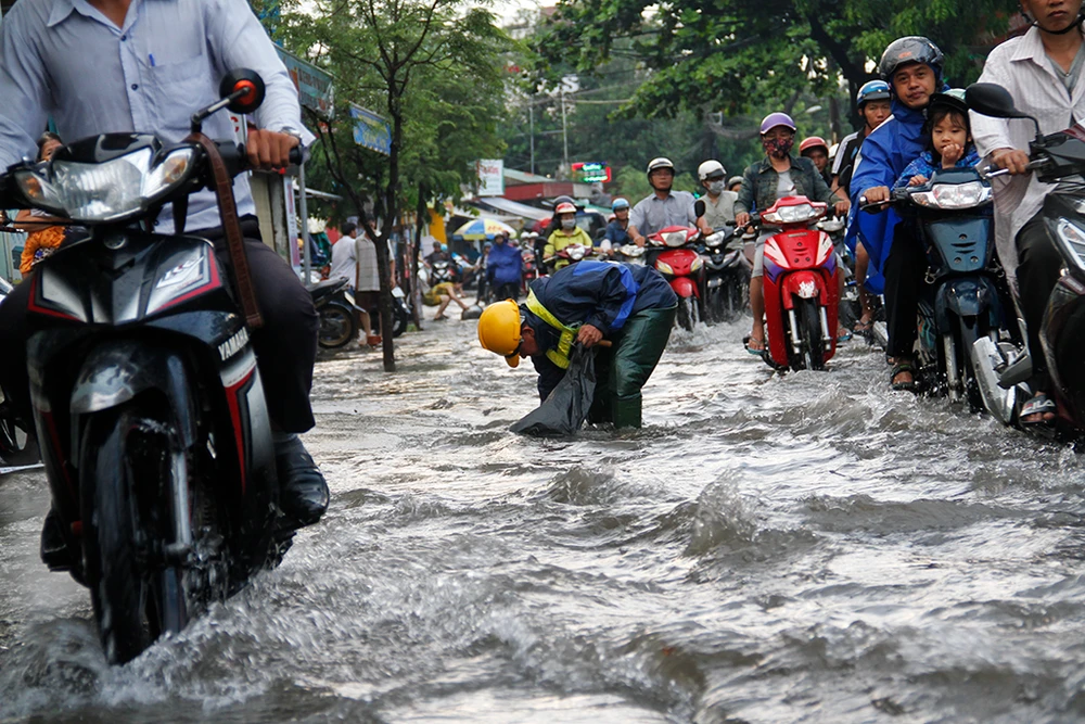 TP.HCM: Người dân mệt mỏi vì mưa lớn đường ngập, kẹt xe ảnh 7