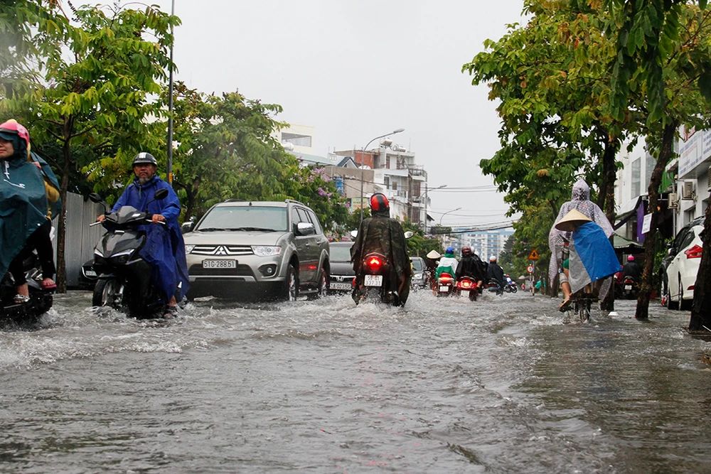 TP.HCM: Người dân mệt mỏi vì mưa lớn đường ngập, kẹt xe ảnh 6