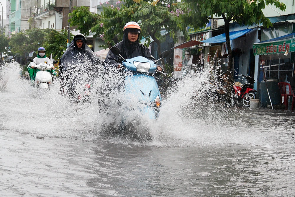 TP.HCM: Người dân mệt mỏi vì mưa lớn đường ngập, kẹt xe ảnh 1